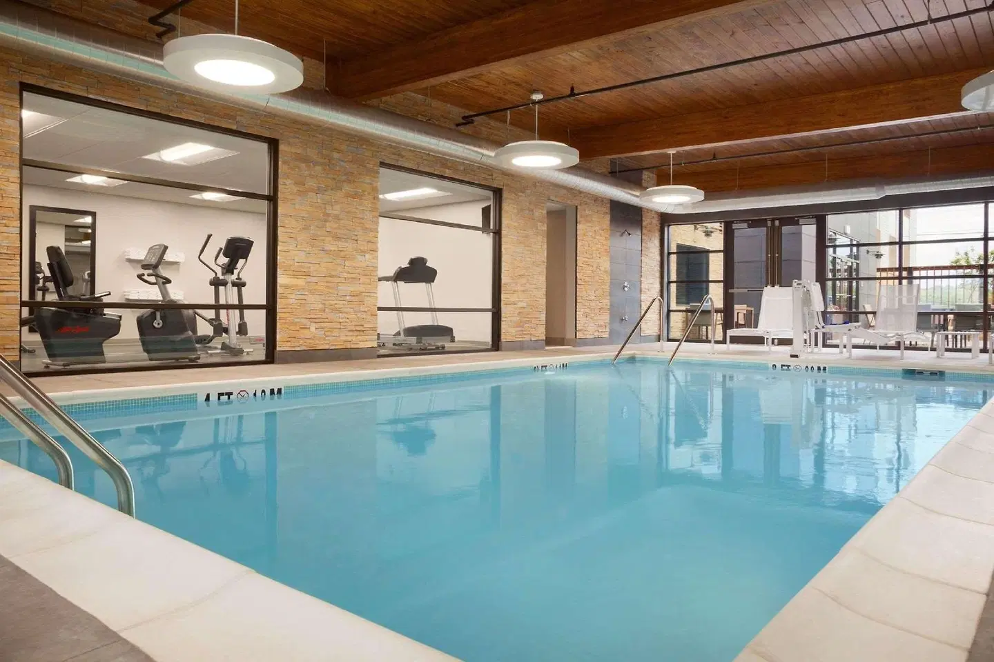 Country Inn & Suites Asheville River Arts District Hallenbad