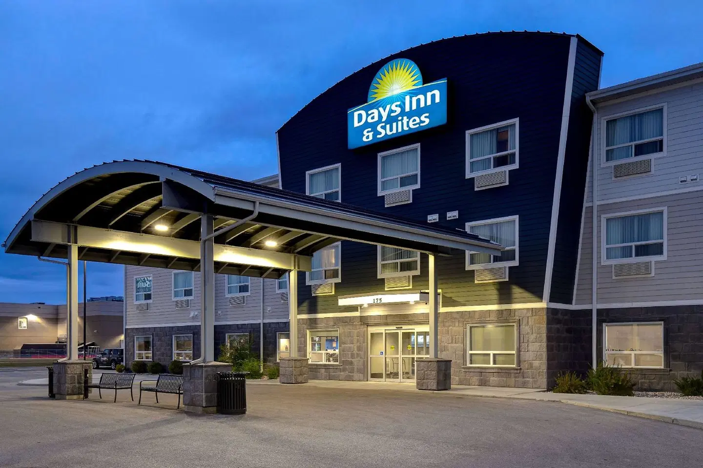 Days Inn & Suites by Wyndham Warman Legends Centre EXTERIOR