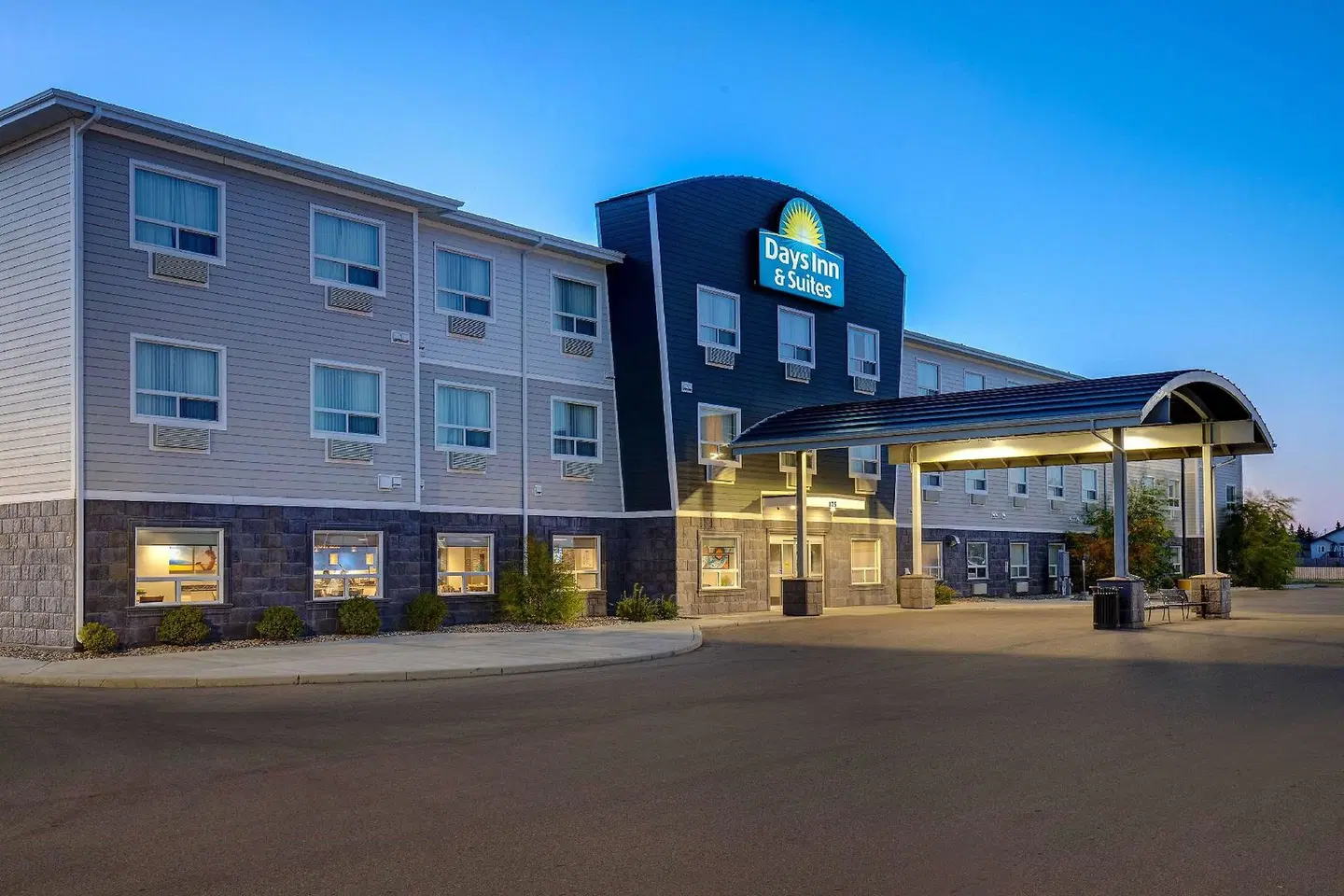 Days Inn & Suites by Wyndham Warman Legends Centre EXTERIOR