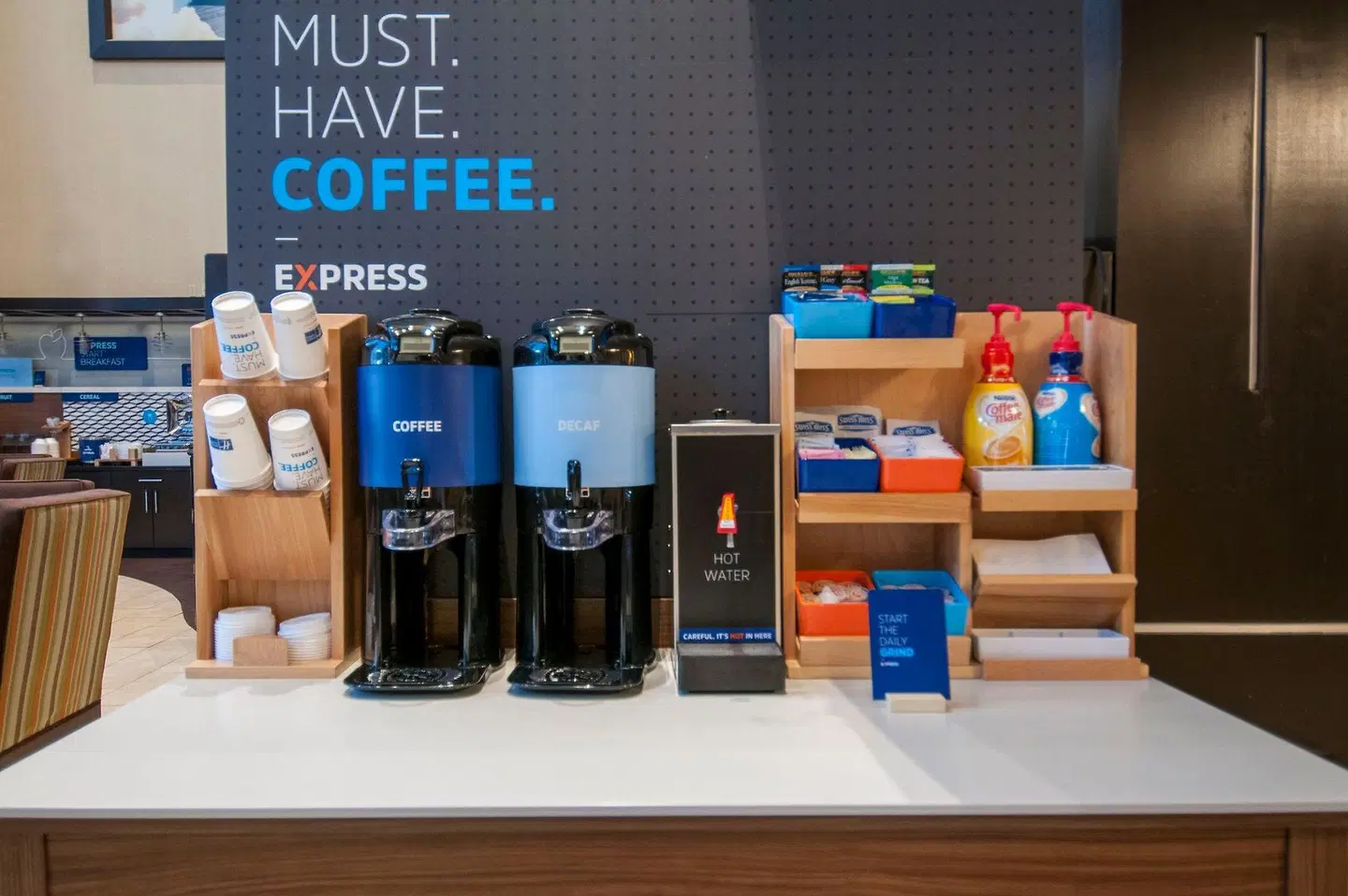 Holiday Inn Express & Suites Houston North Intercontinental by IHG Bar