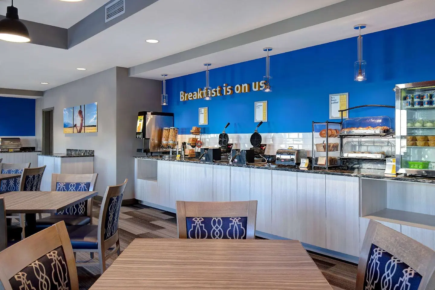Days Inn & Suites by Wyndham Warman Legends Centre Bar
