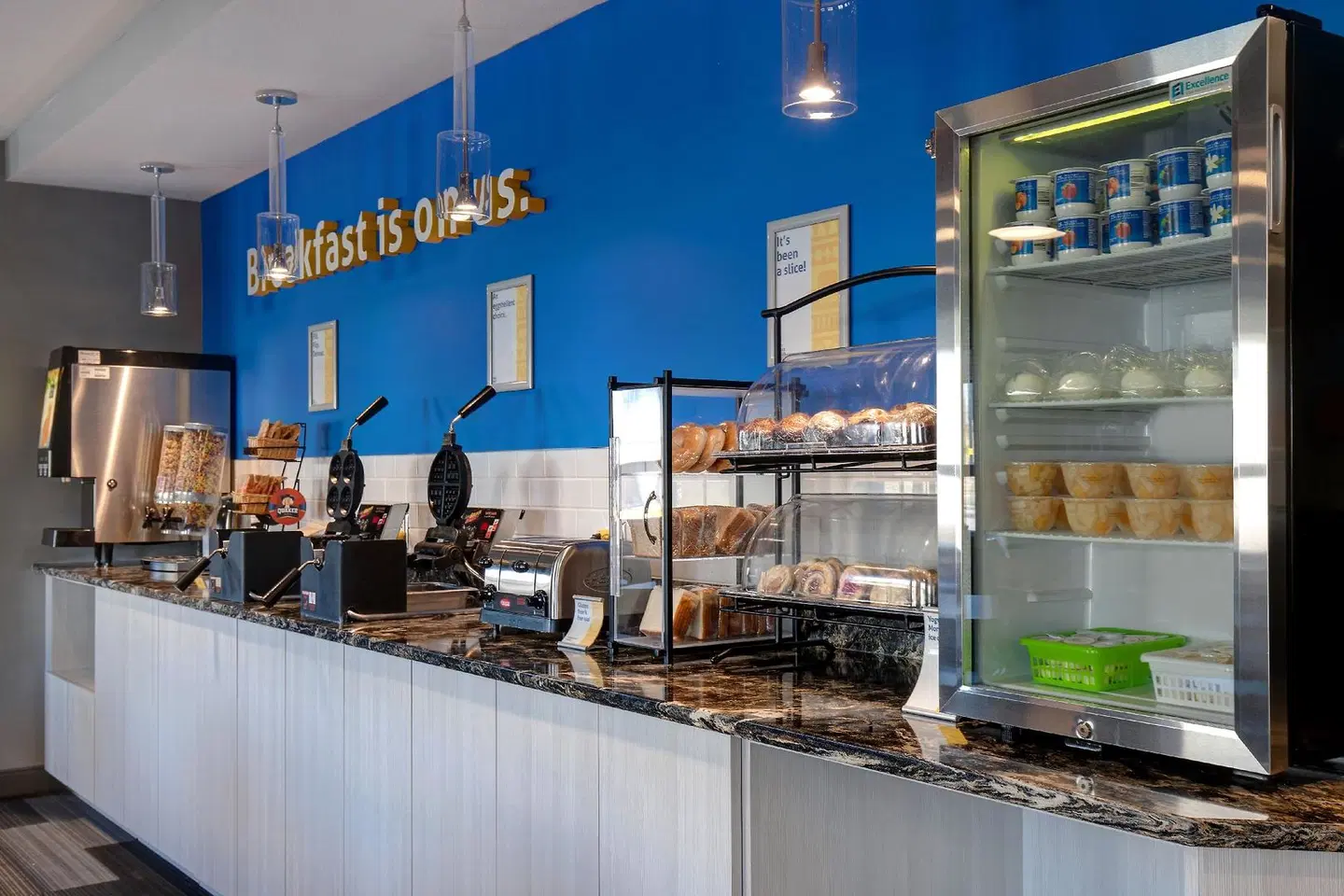Days Inn & Suites by Wyndham Warman Legends Centre Bar