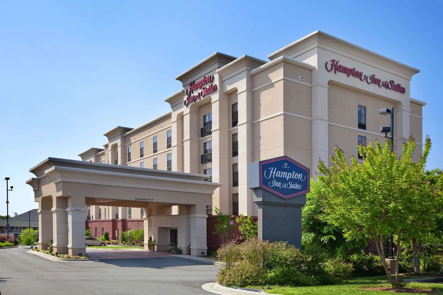 Hampton Inn & Suites Burlington EXTERIOR