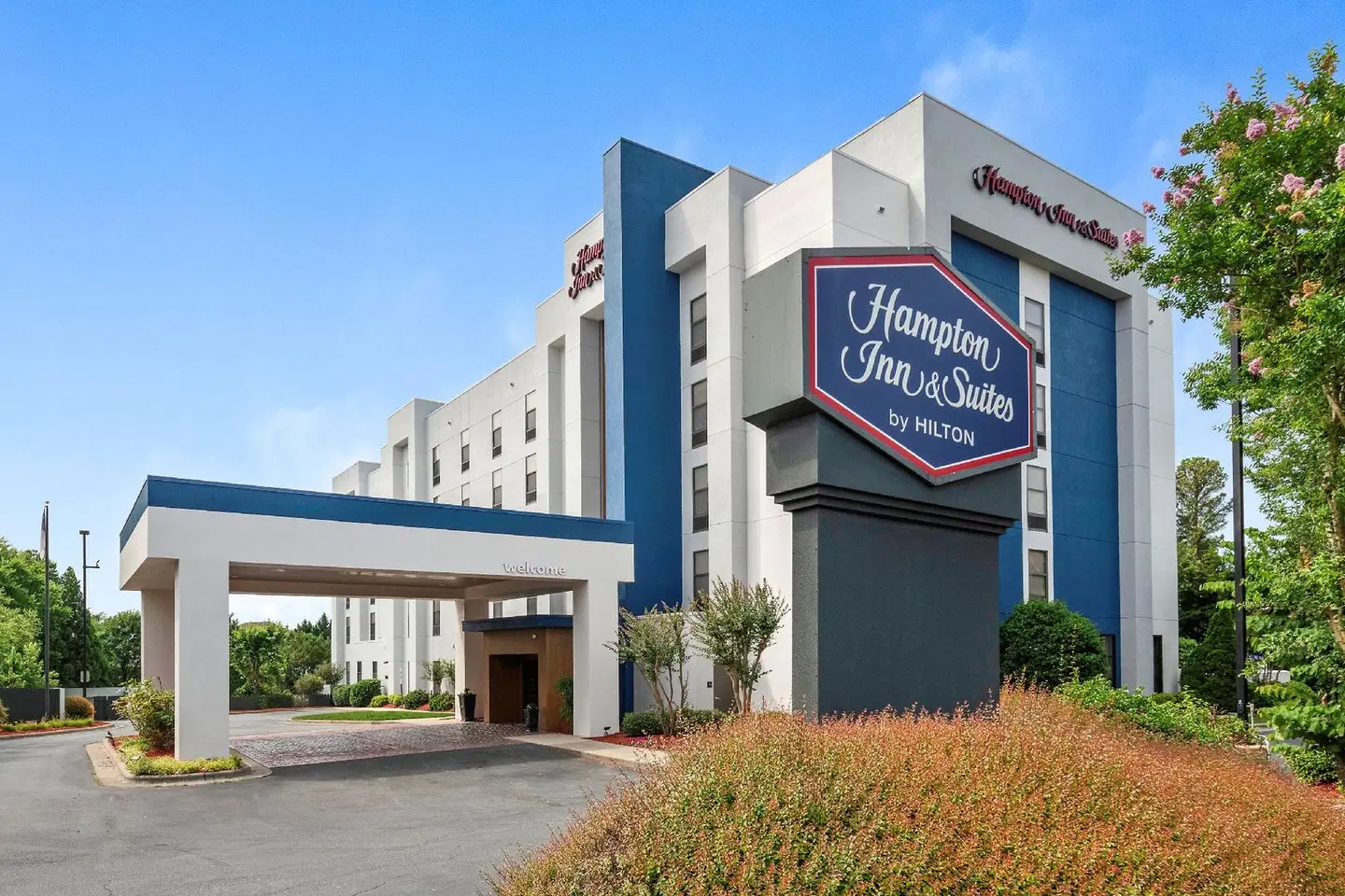 Hampton Inn & Suites Burlington EXTERIOR