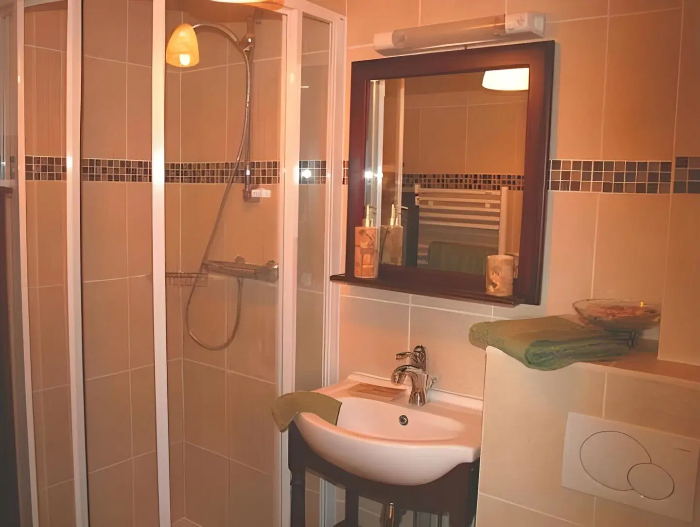 Le Petit Nailly Badezimmer
