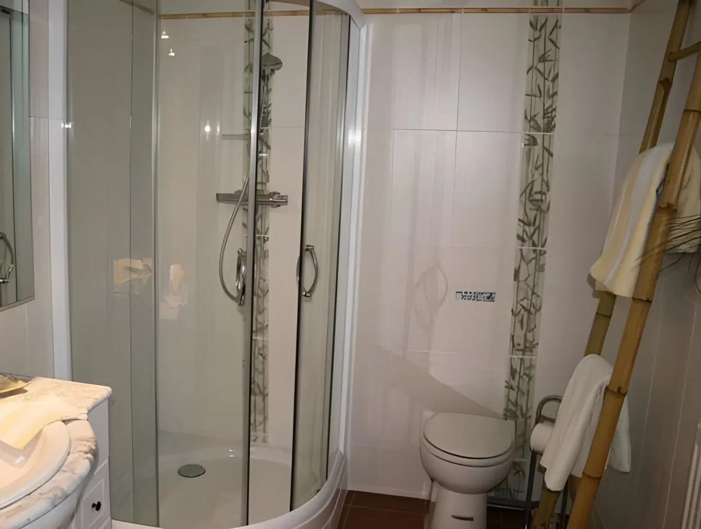 Le Petit Nailly BATHROOM