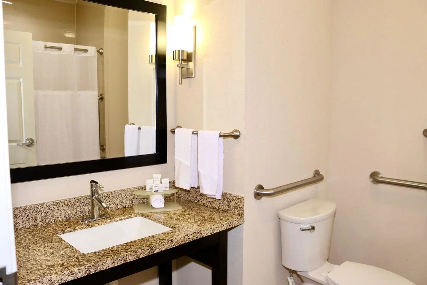 Holiday Inn Express & Suites Houston Northwest-Brookhollow by IHG Badezimmer