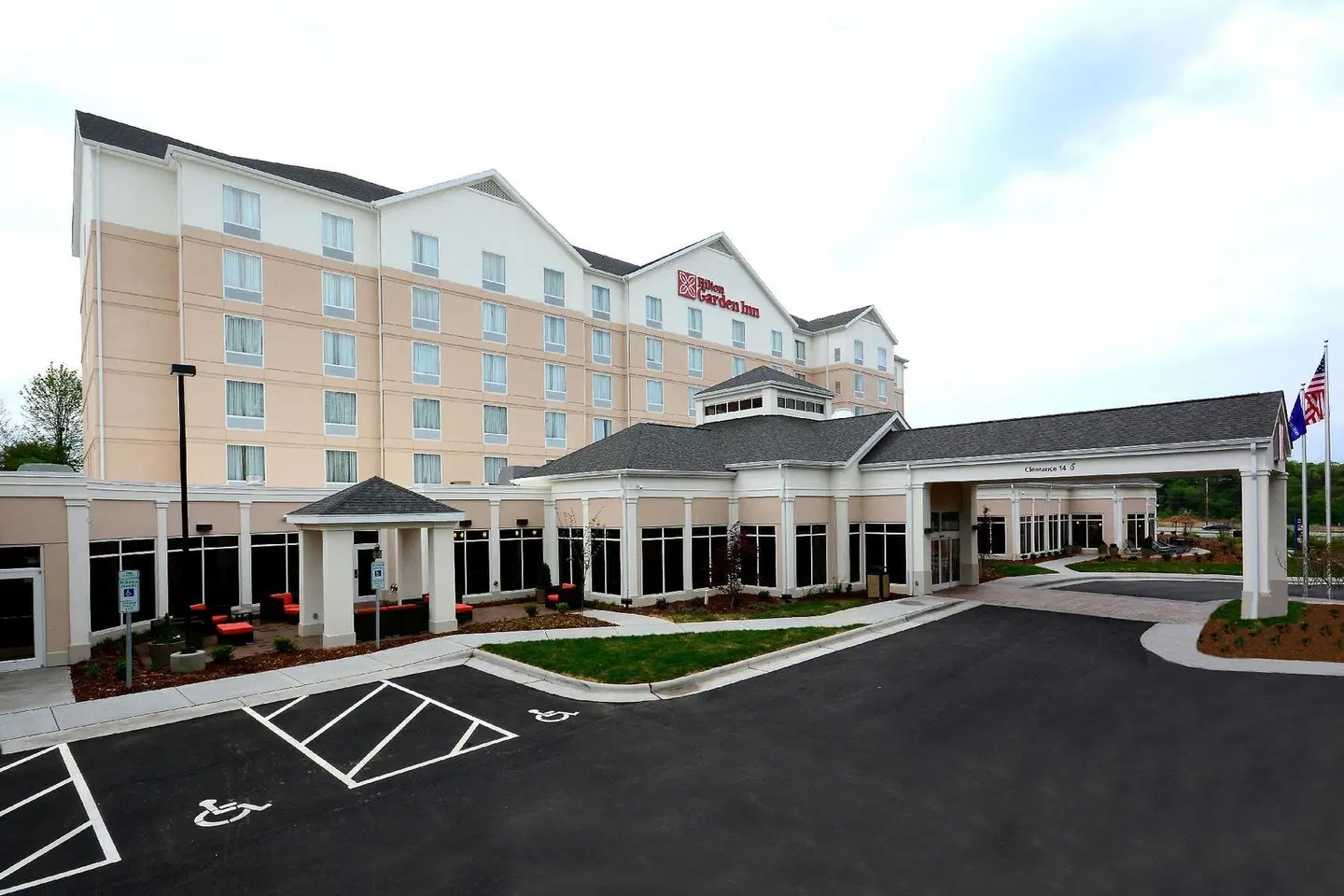 Hilton Garden Inn Greensboro Airport EXTERIOR