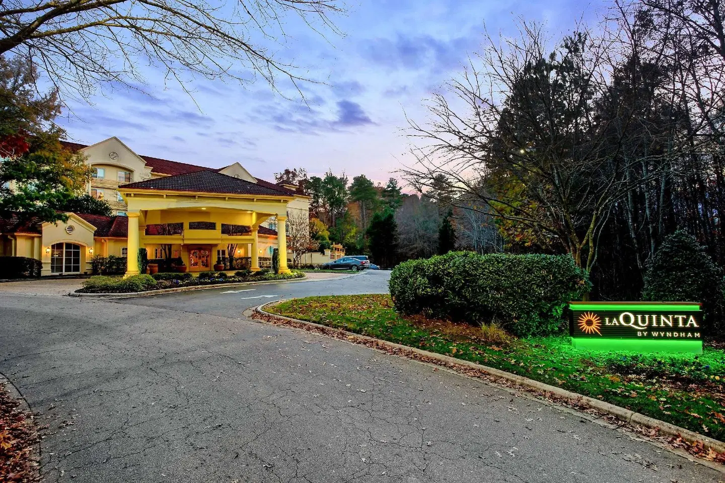 La Quinta Inn & Suites by Wyndham Raleigh Crabtree EXTERIOR