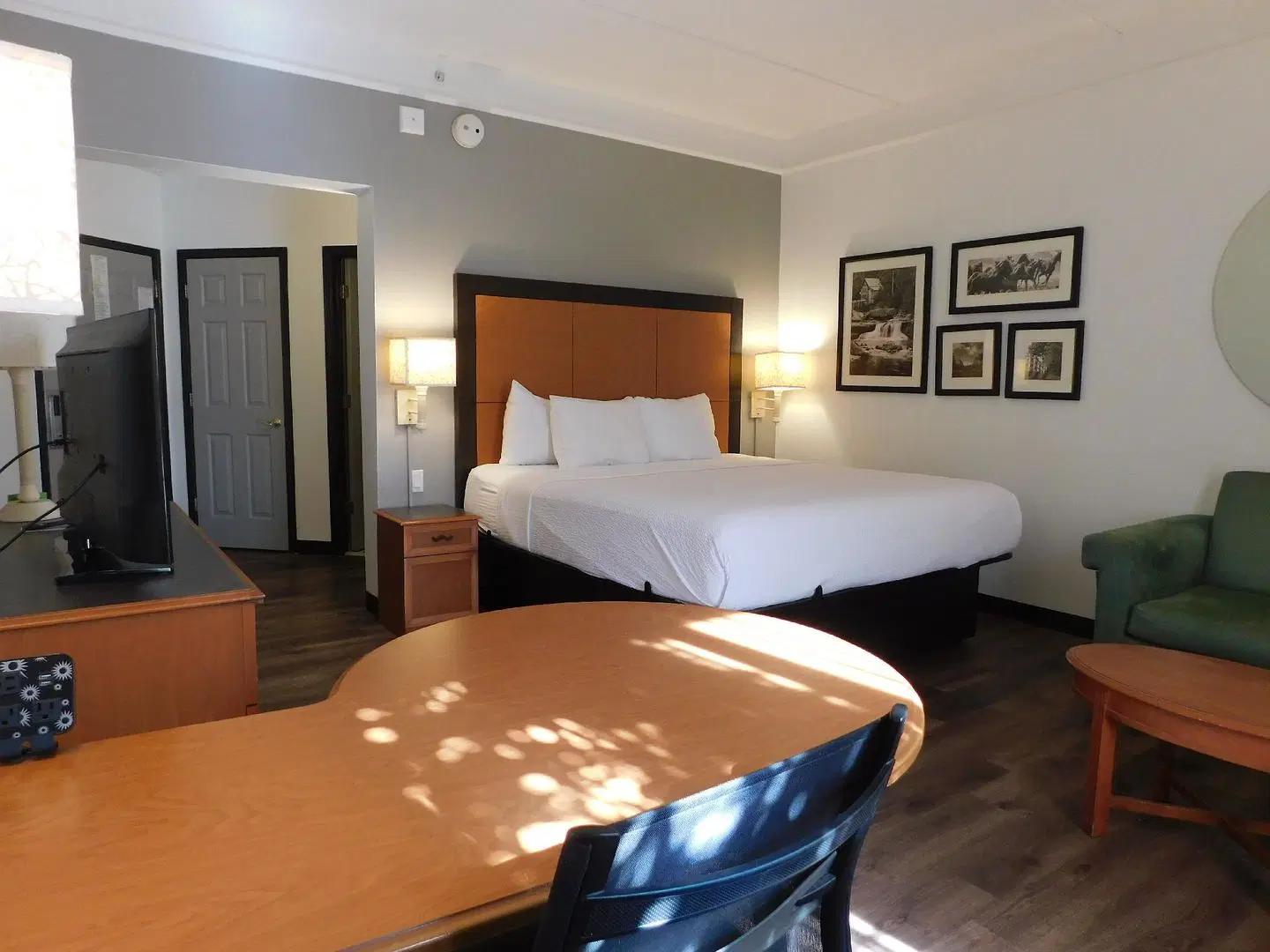La Quinta Inn & Suites Winston-Salem ROOM_EXAMPLE
