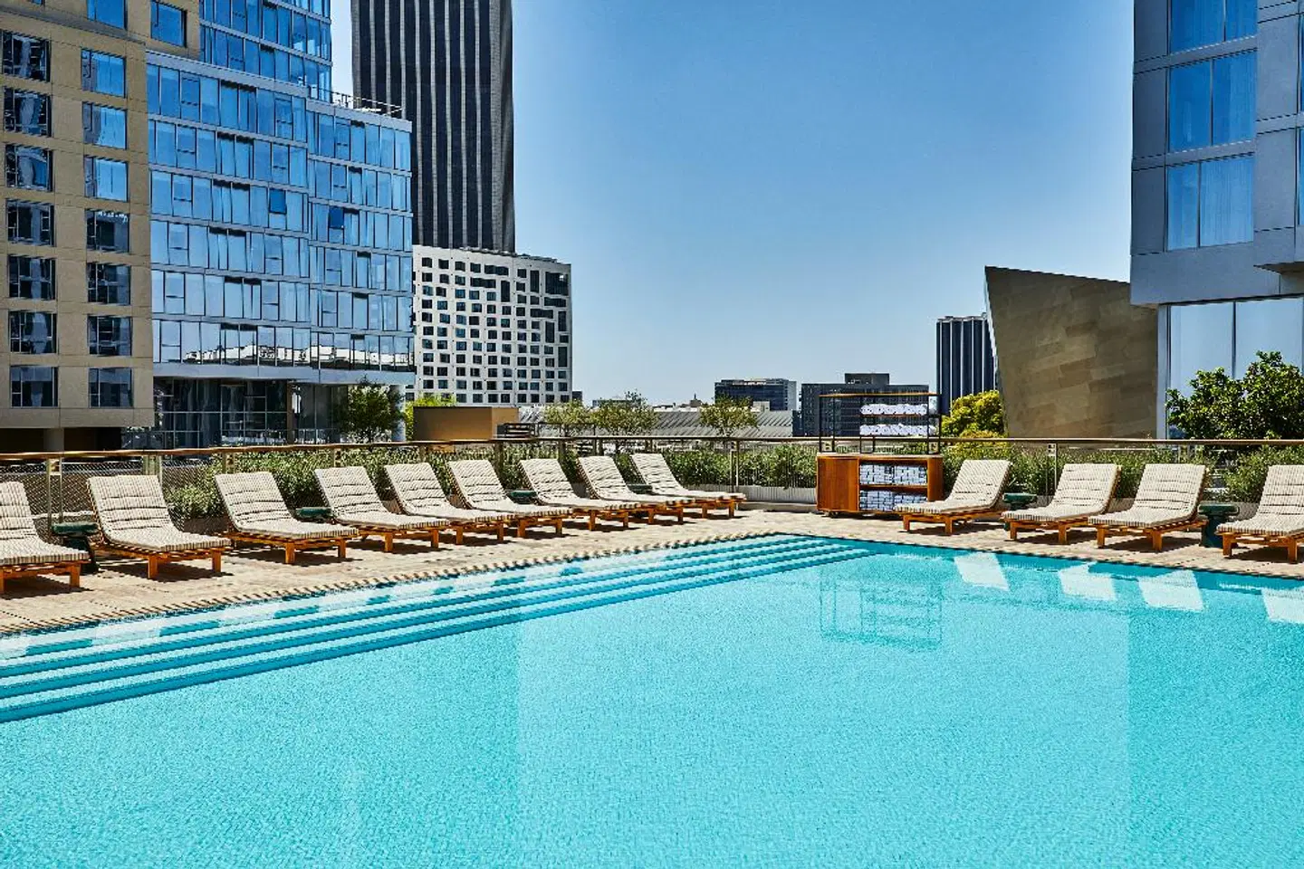 Conrad Los Angeles OUTDOOR_POOL