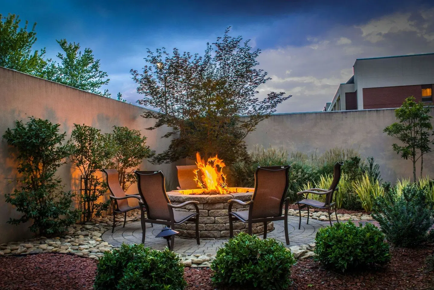 Courtyard Greensboro Airport Terrasse