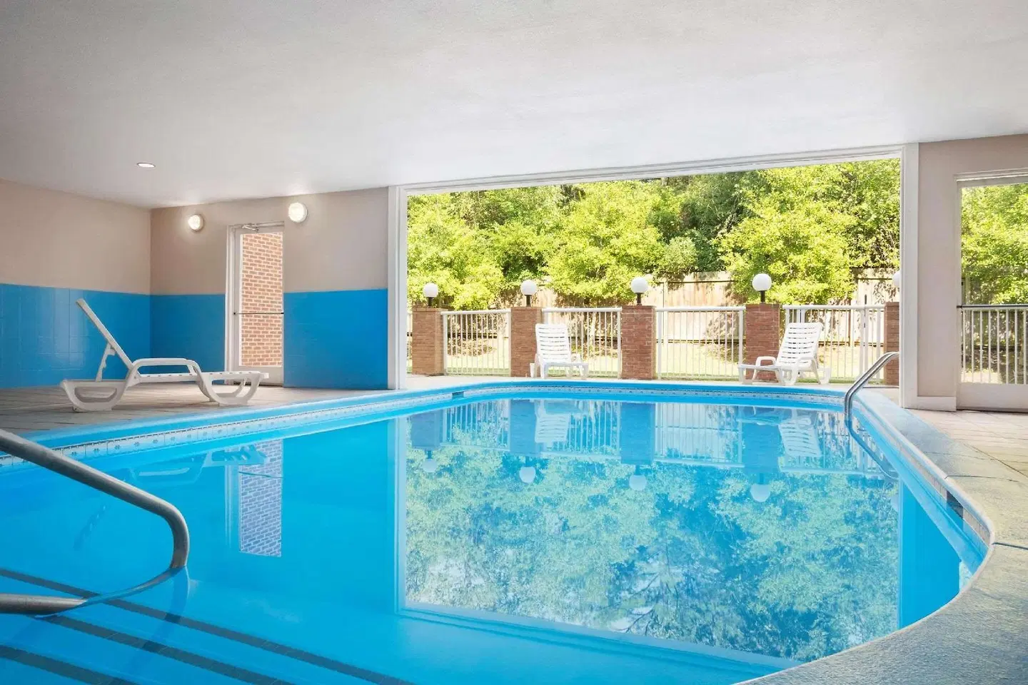 Country Inn & Suites by Radisson, Charlotte University Place, NC Hallenbad