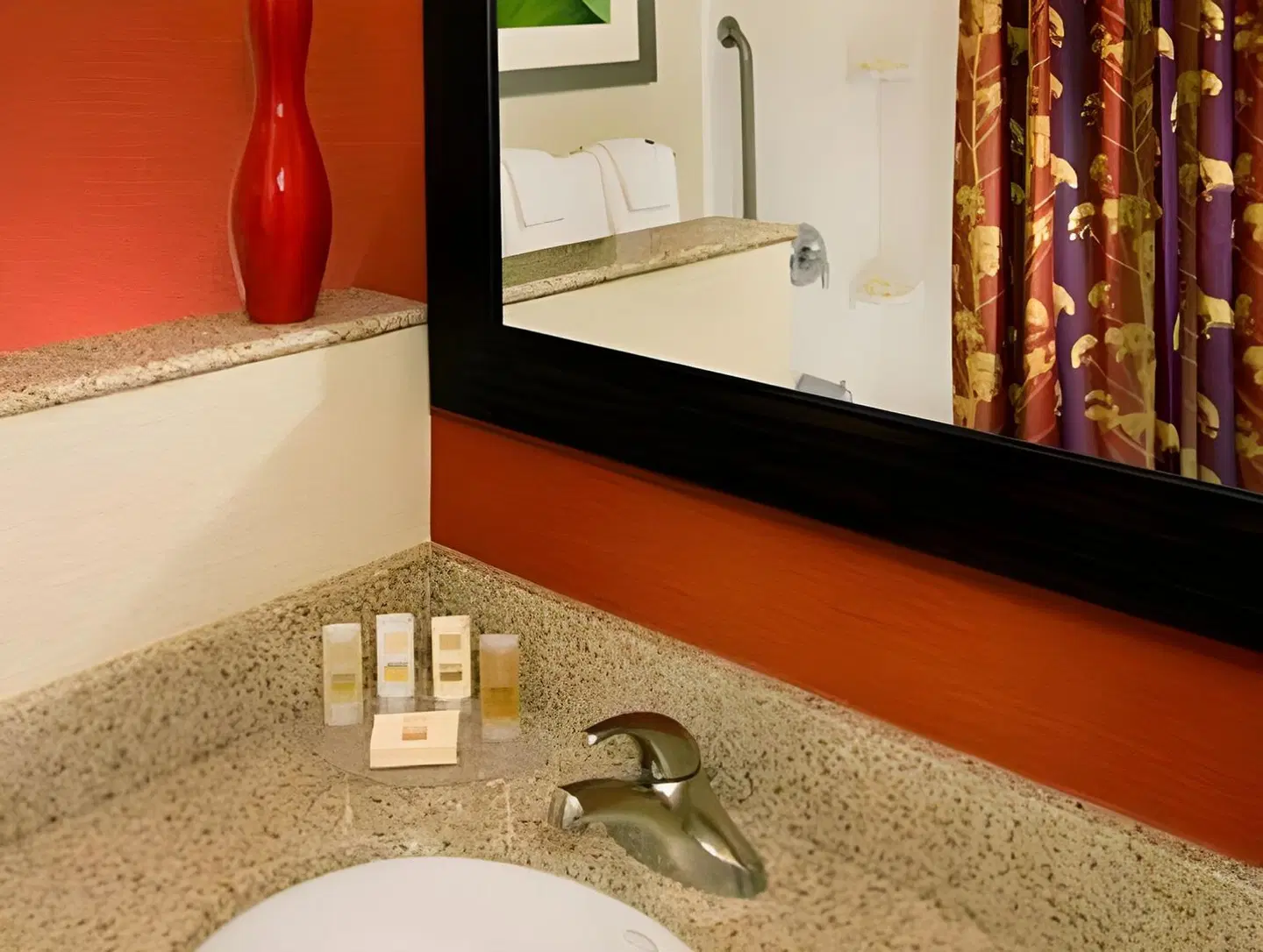 Courtyard by Marriott Greensboro Badezimmer
