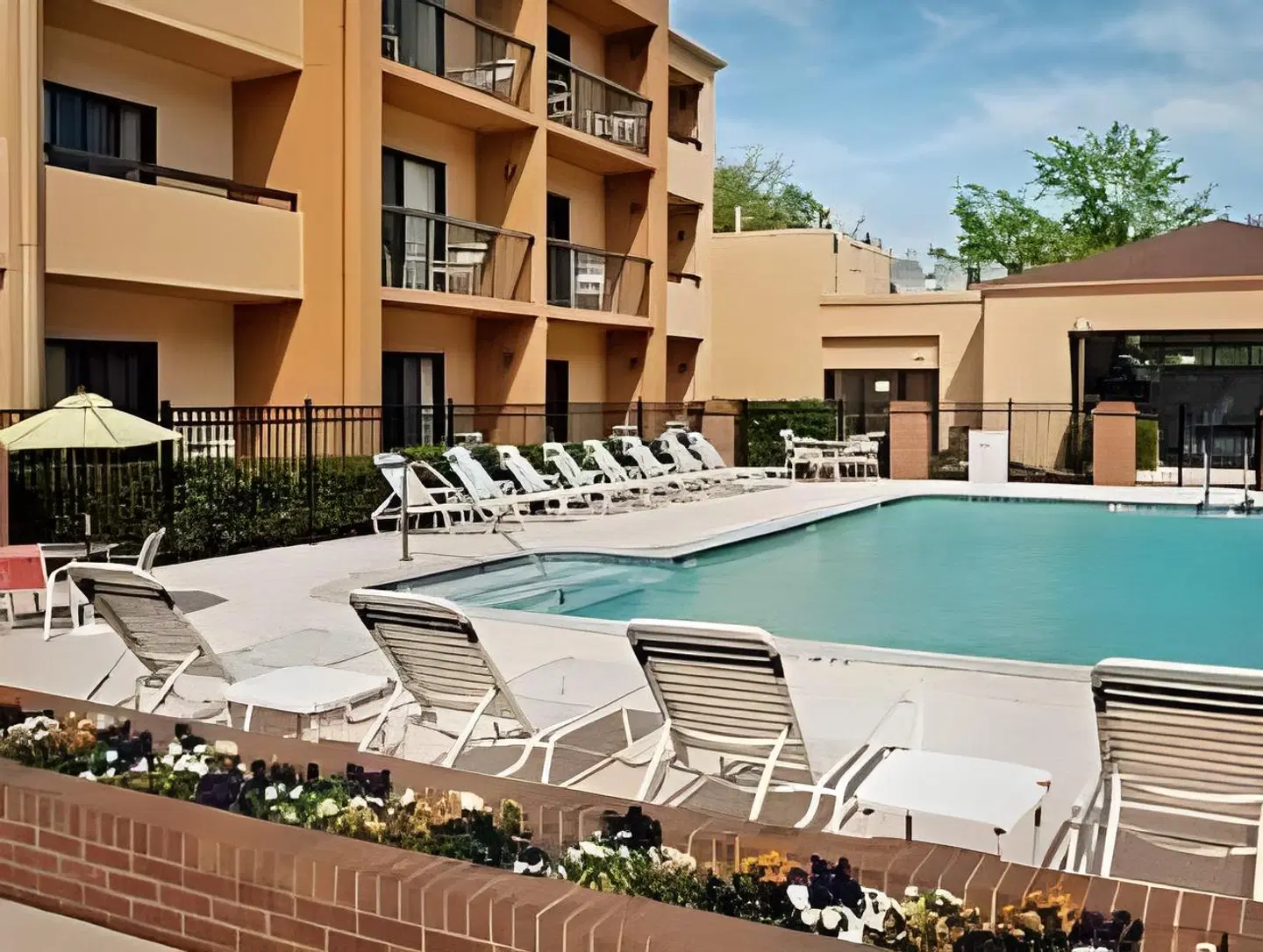 Courtyard by Marriott Greensboro OUTDOOR_POOL
