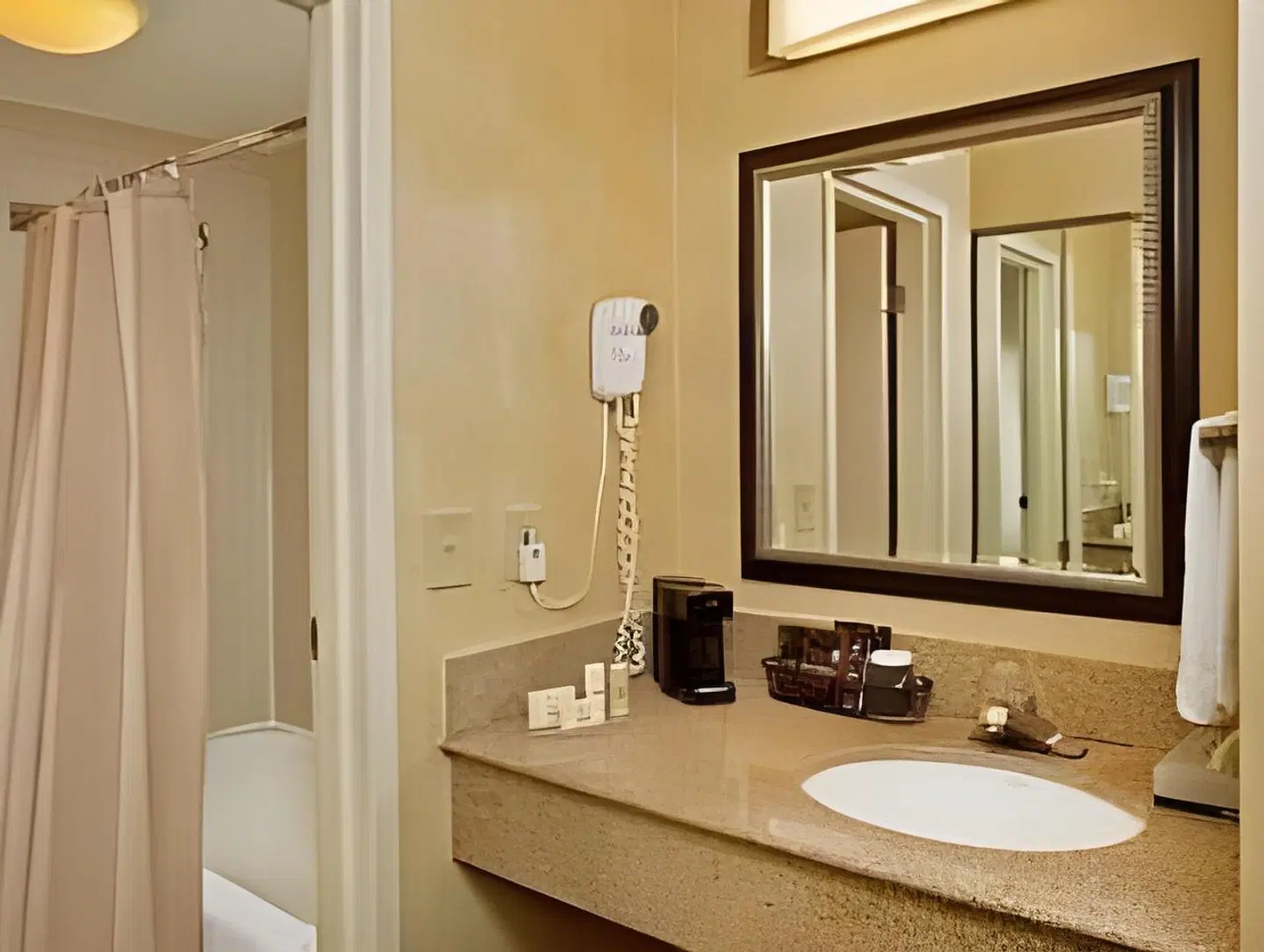 Courtyard by Marriott Greensboro Badezimmer