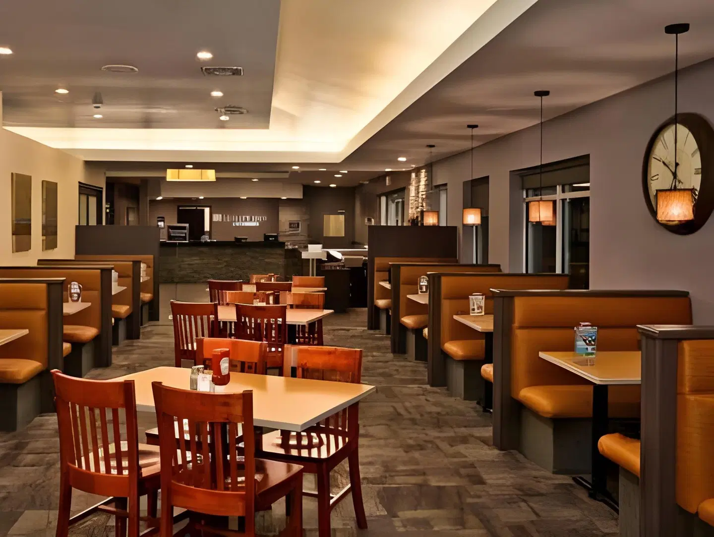 Quality Inn & Suites Winkler Bar