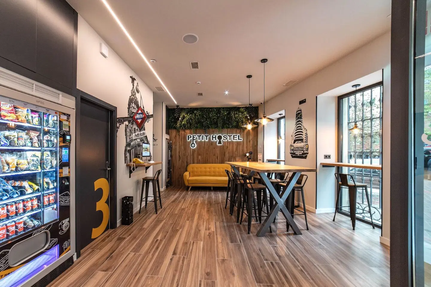 Petit Hostel Bar