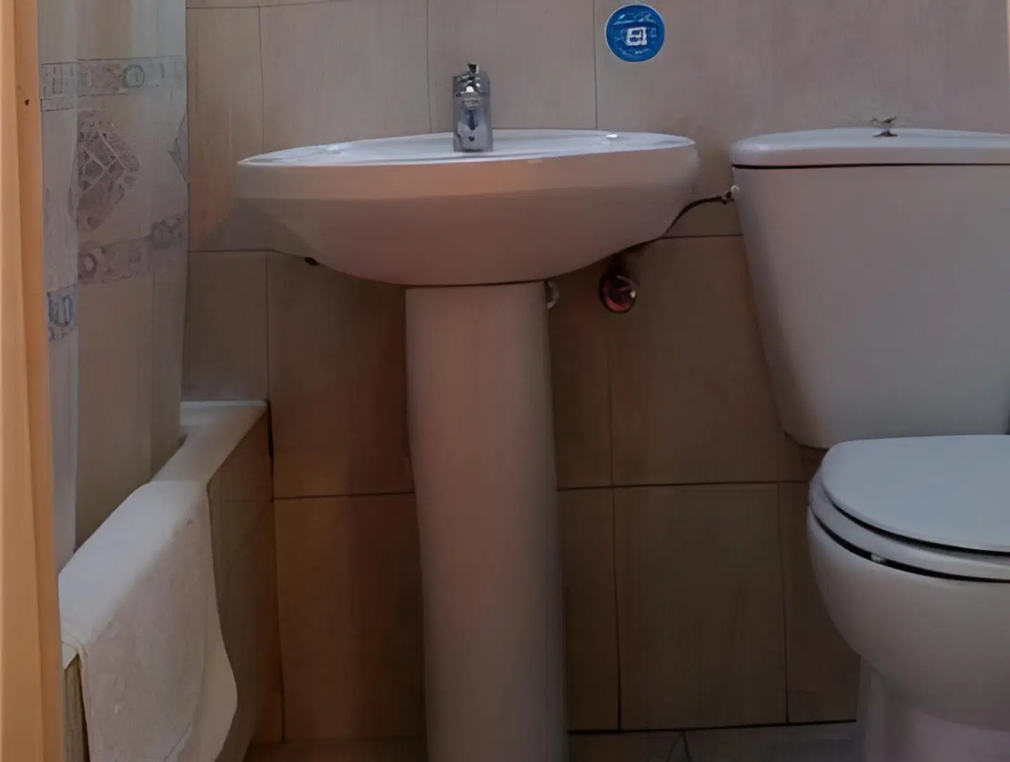 Hostal Excelsior Badezimmer