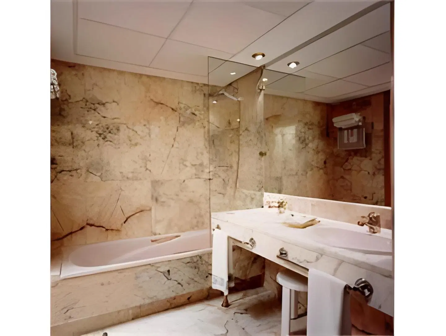 Aparto-Hotel Rosales Badezimmer
