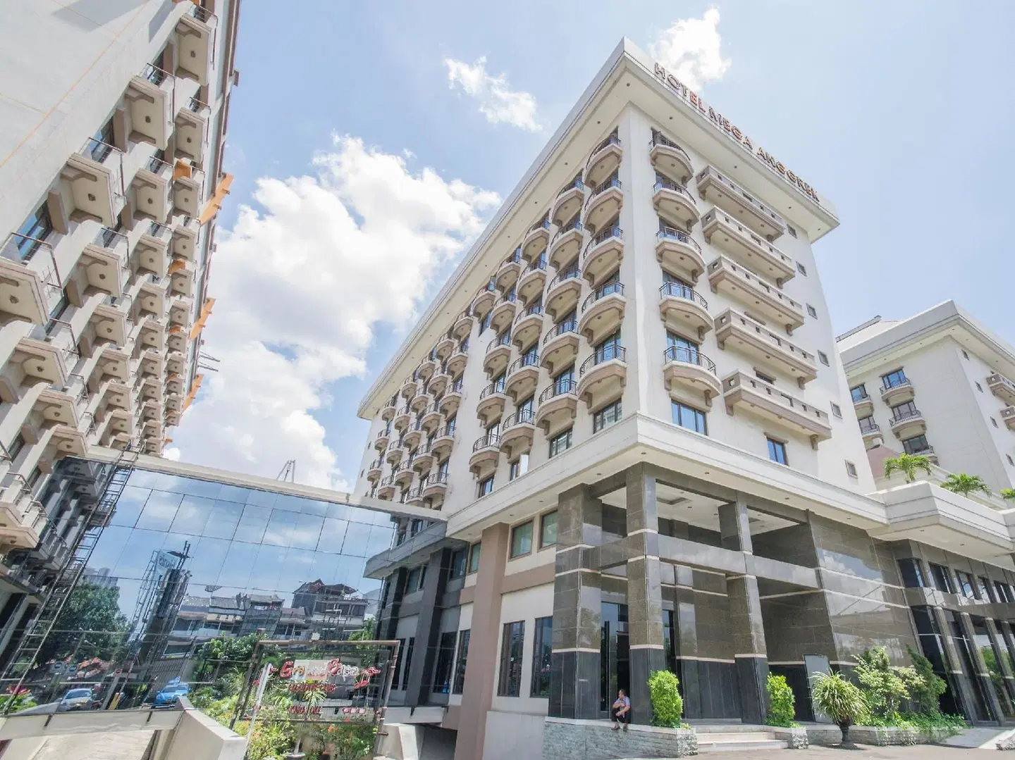 Mega Anggrek EXTERIOR