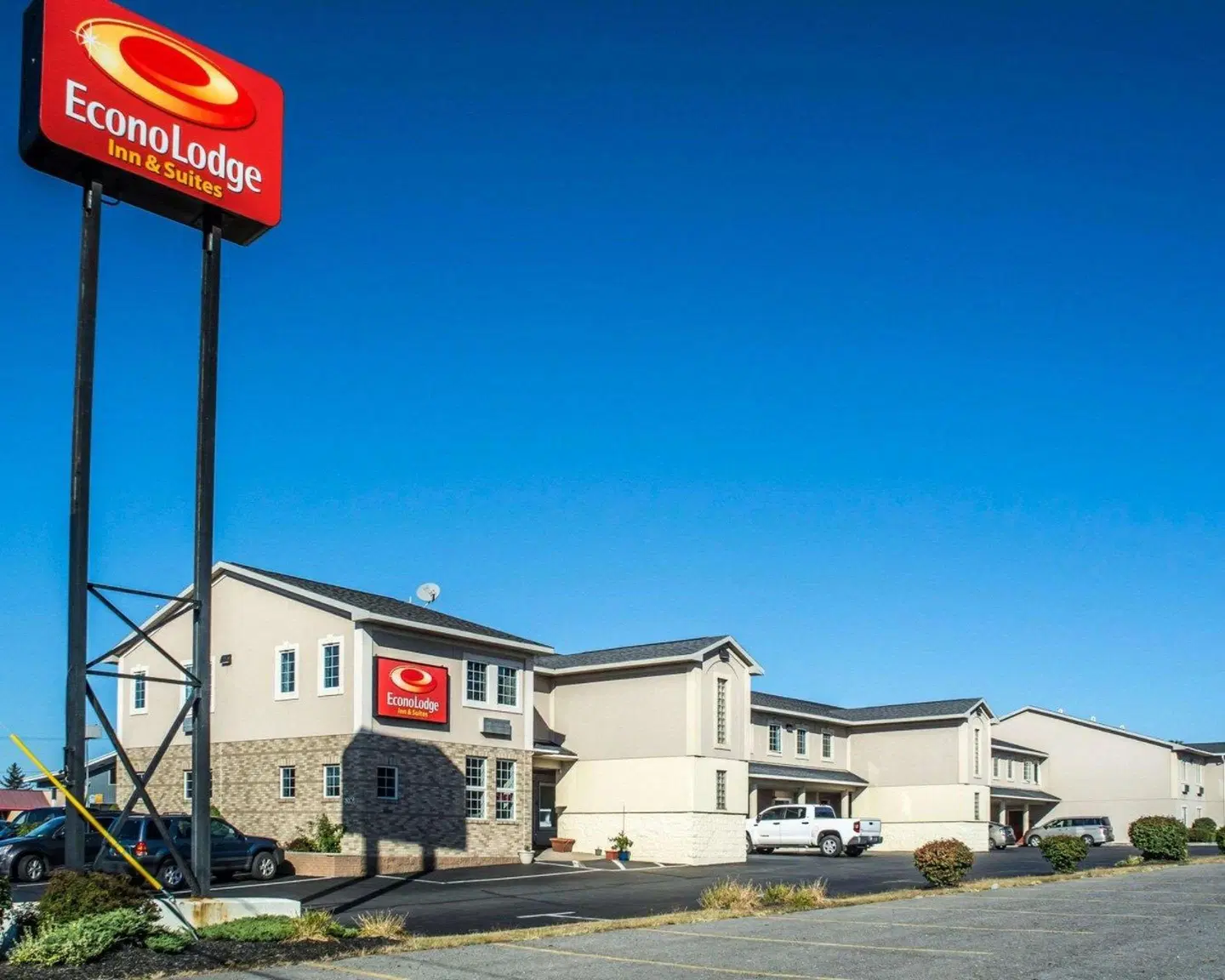 Econo Lodge & Suites Airport EXTERIOR