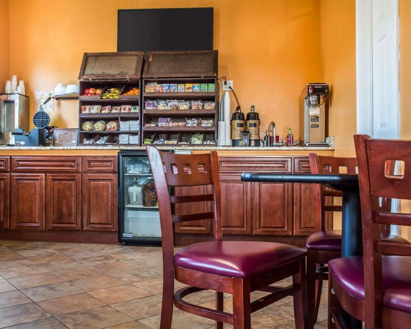 Econo Lodge & Suites Airport Bar