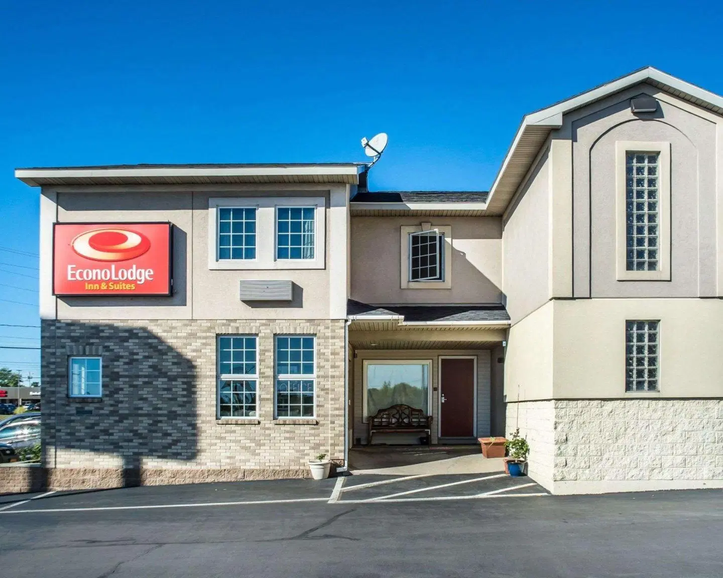 Econo Lodge & Suites Airport EXTERIOR
