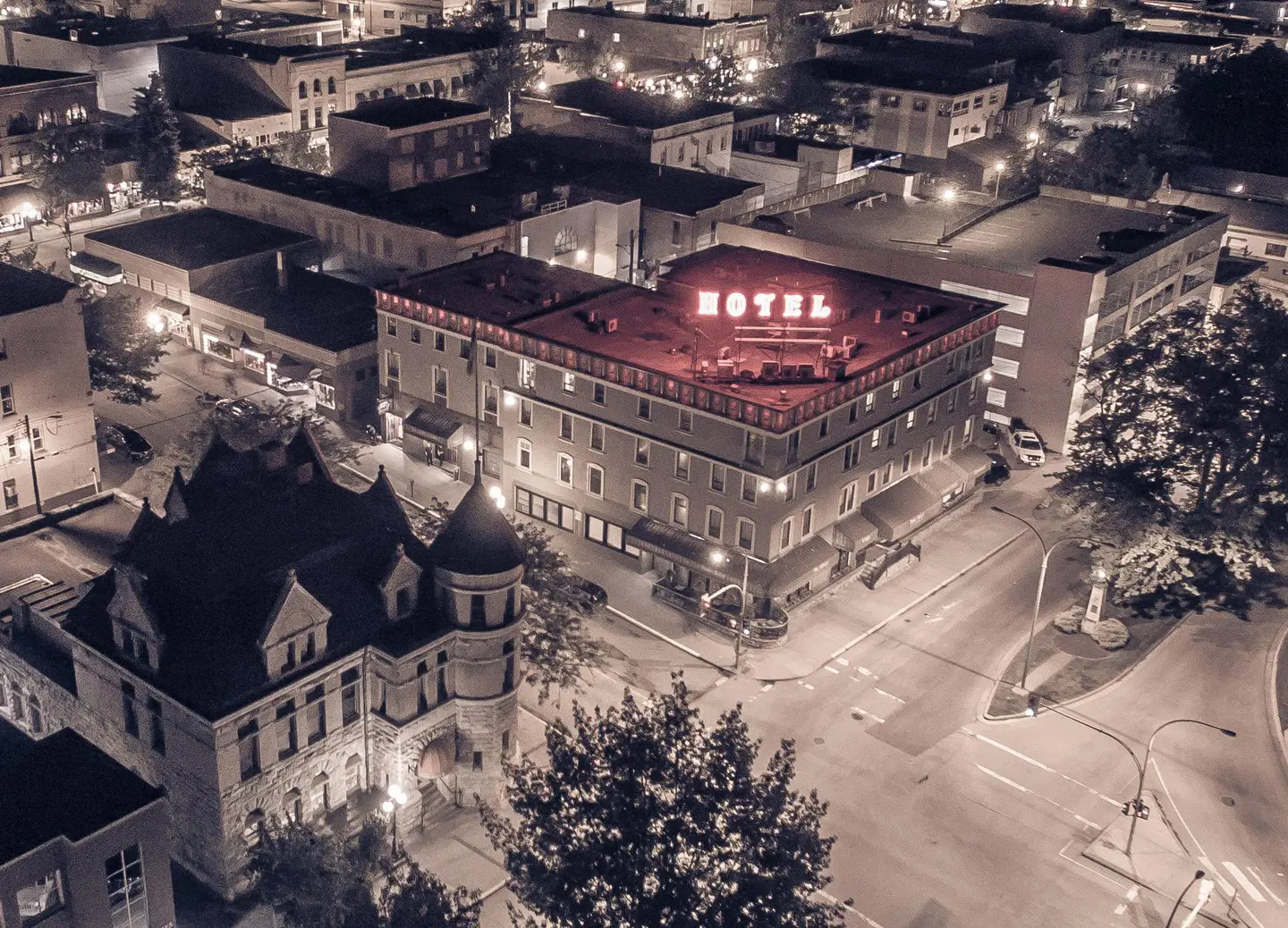 Hume Hotel EXTERIOR