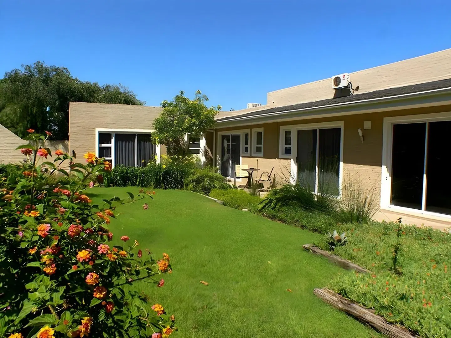 Hajos Lodge EXTERIOR