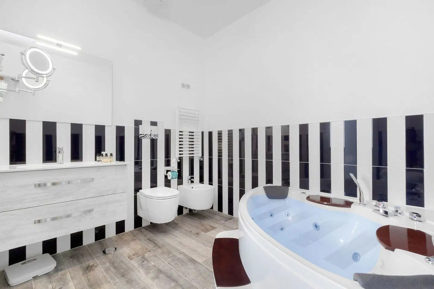 Les Suites des Tout le Monde BATHROOM