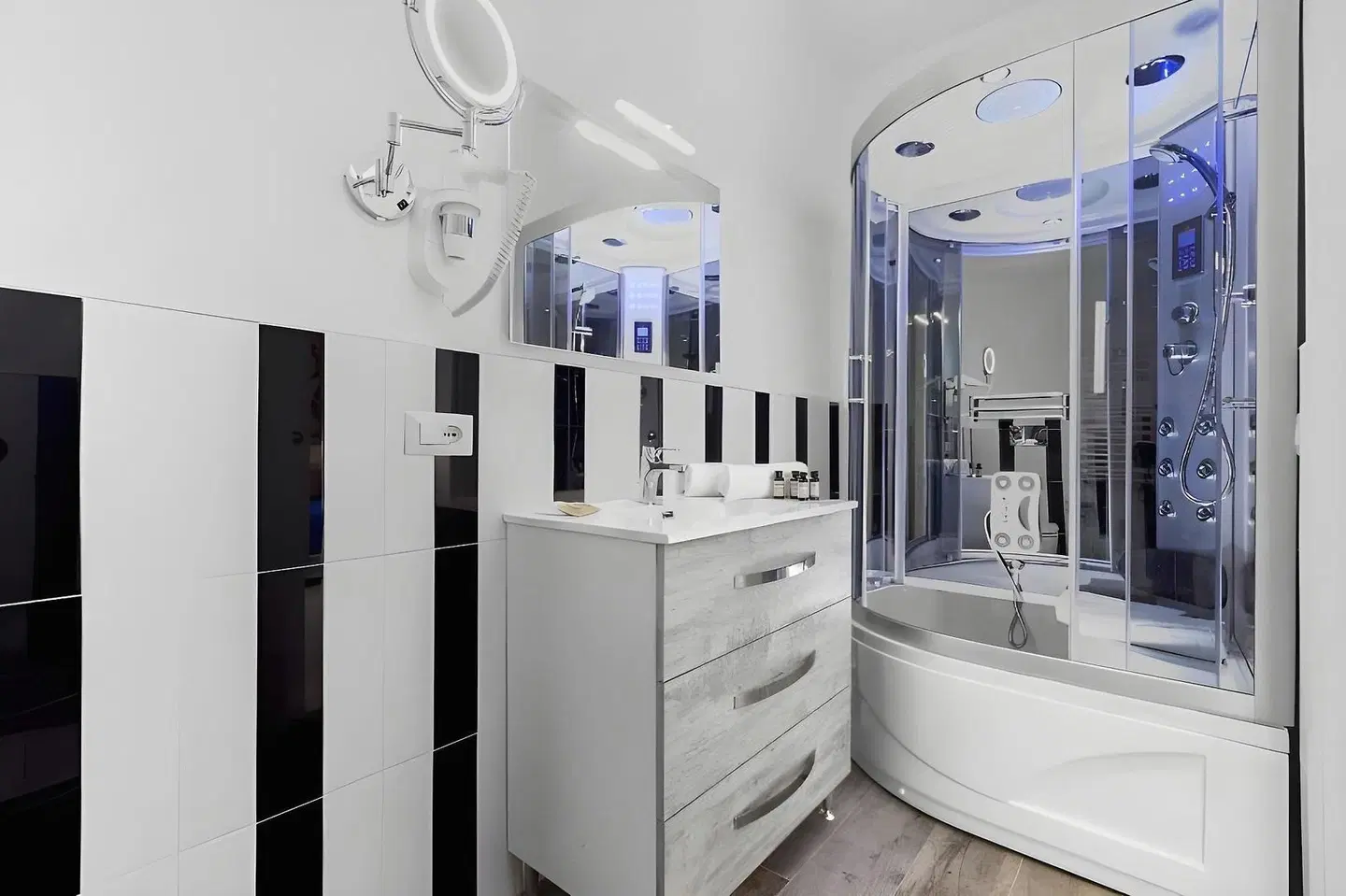 Les Suites des Tout le Monde BATHROOM