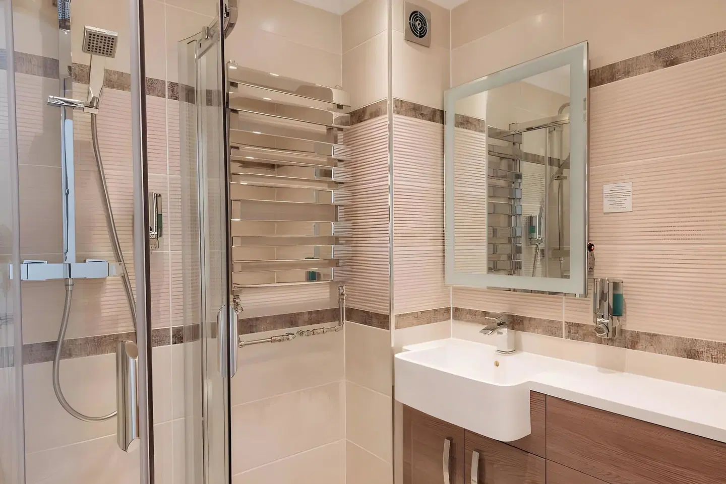 The Queens Hotel BATHROOM