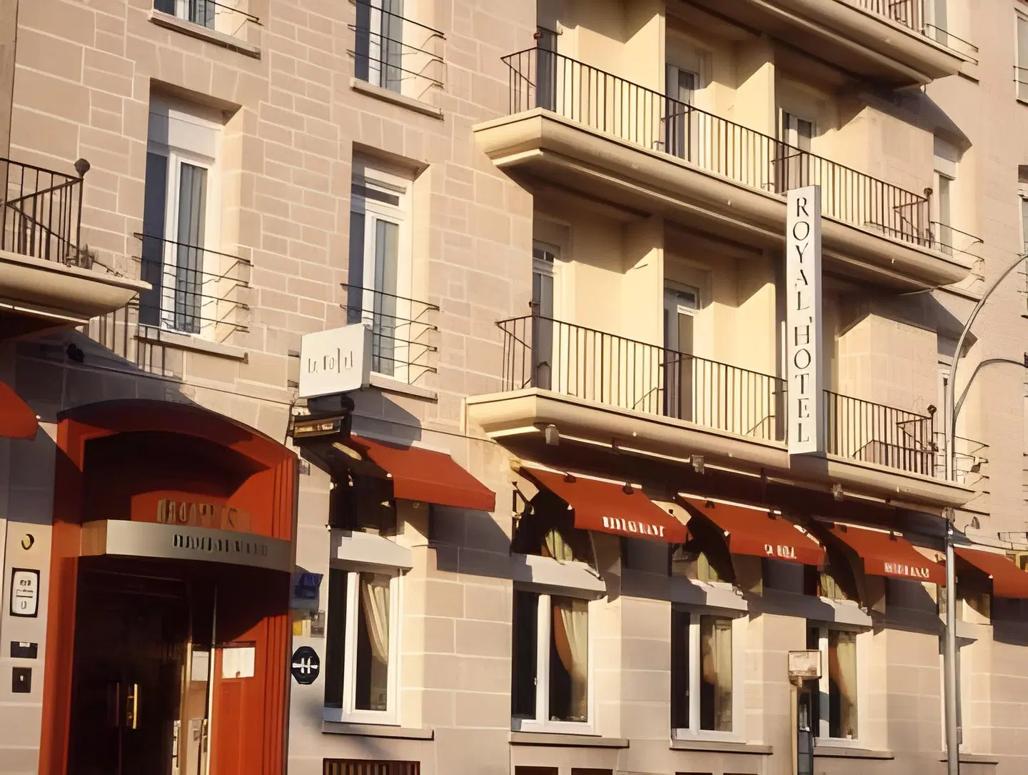 Brit Hotel Le Royal EXTERIOR
