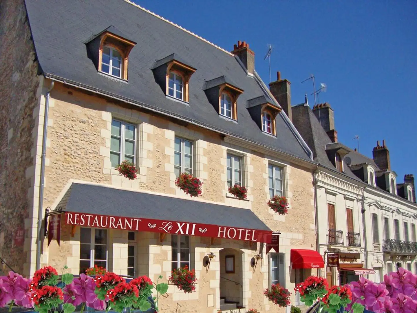 Le XII De Luynes EXTERIOR