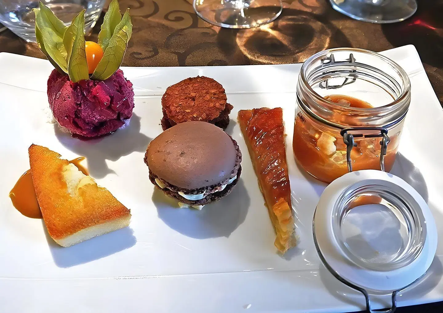 Le XII De Luynes RESTAURANT