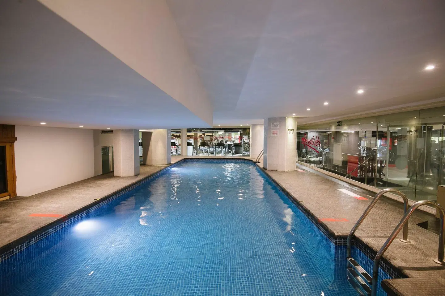 Courtyard by Marriott Madrid Princesa Hallenbad