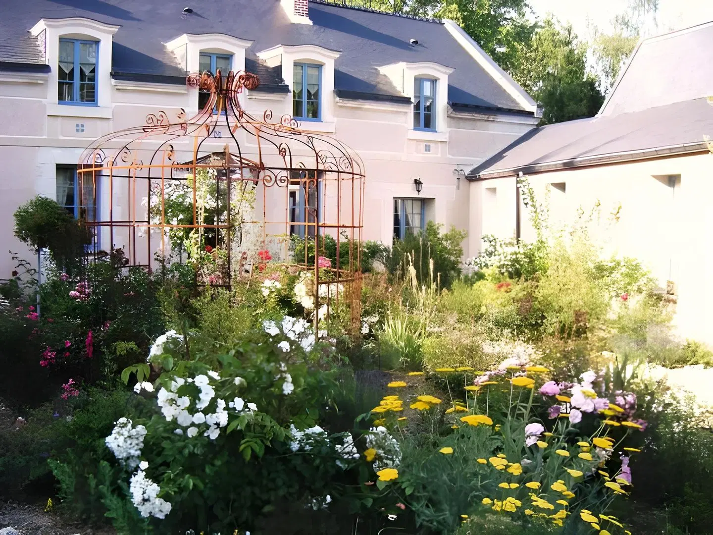 Les Roses de Montherlant EXTERIOR