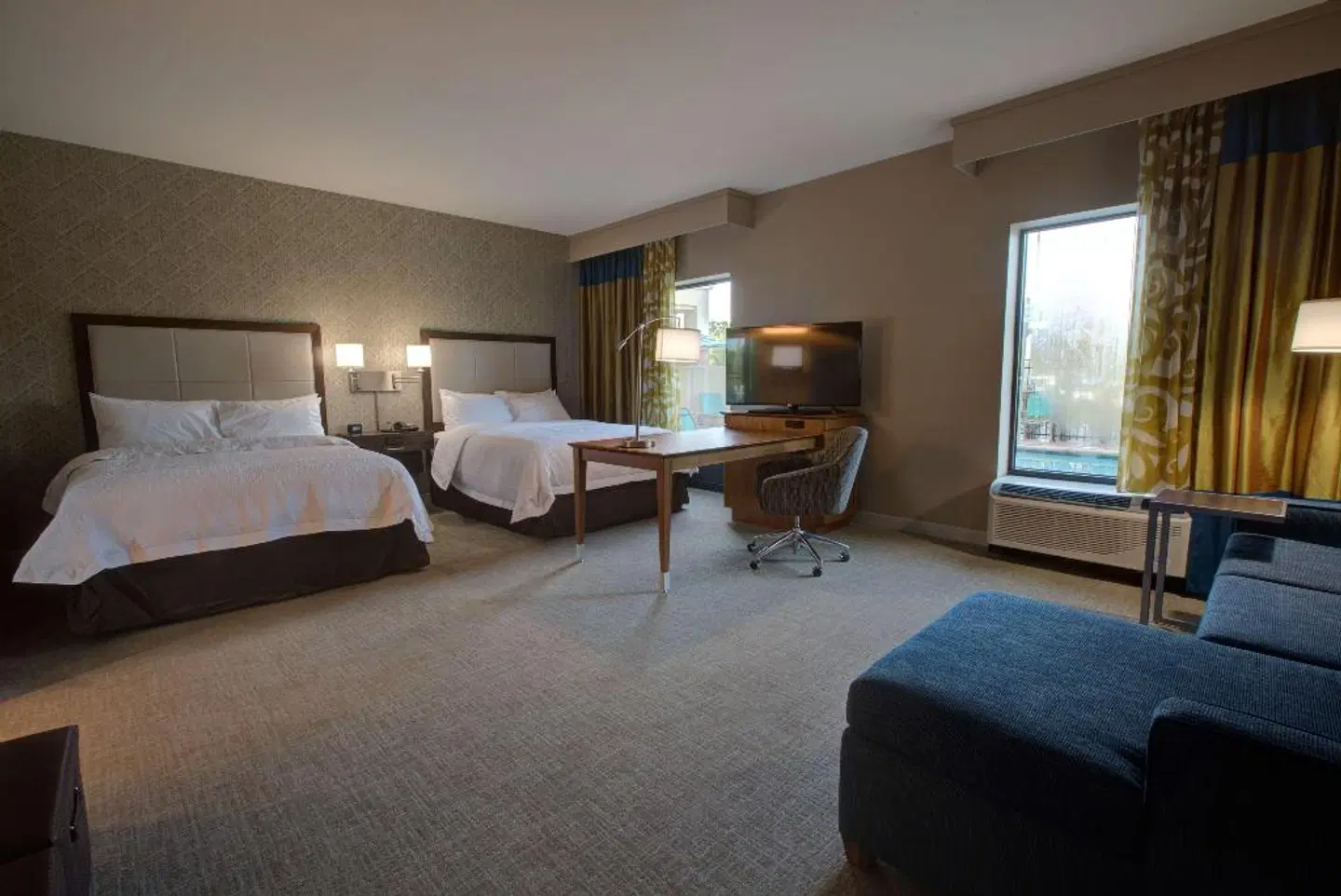 Hampton Inn & Suites Tampa Busch Gardens Area ROOM_EXAMPLE