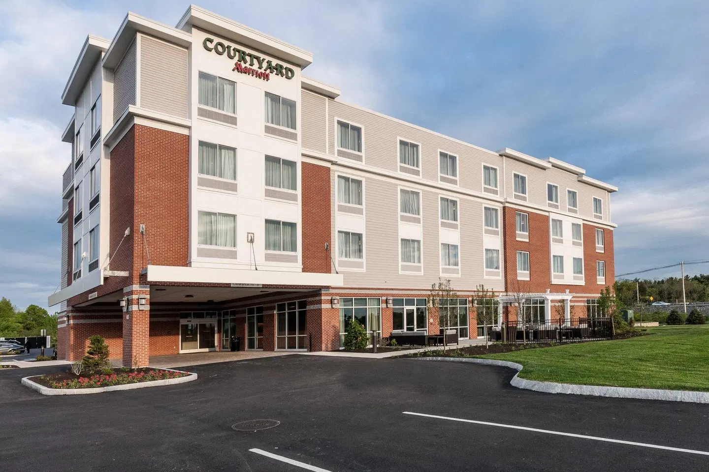 Courtyard by Marriott Boston Littleton EXTERIOR