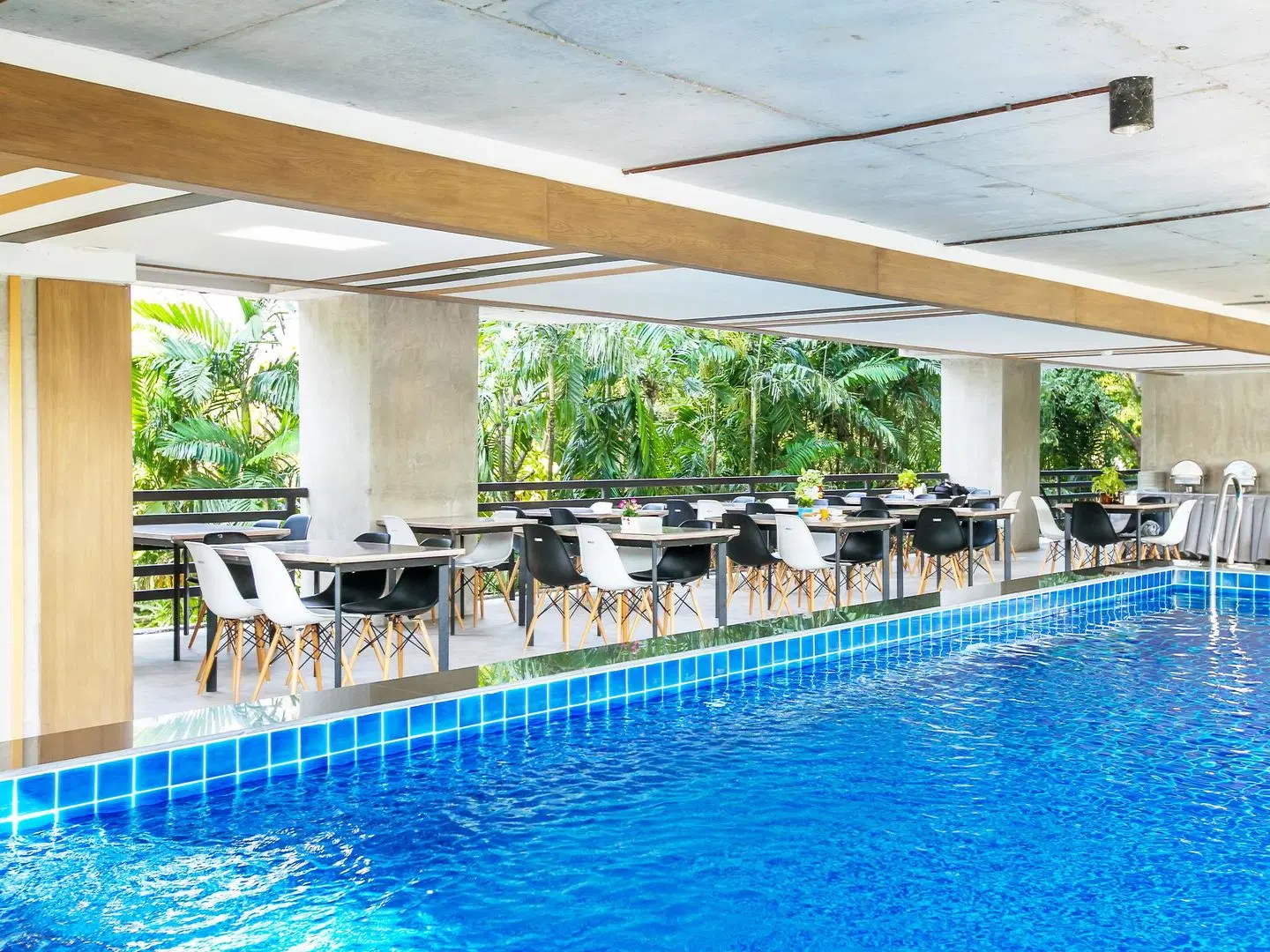 B2 Sea View Pattaya INDOOR_POOL