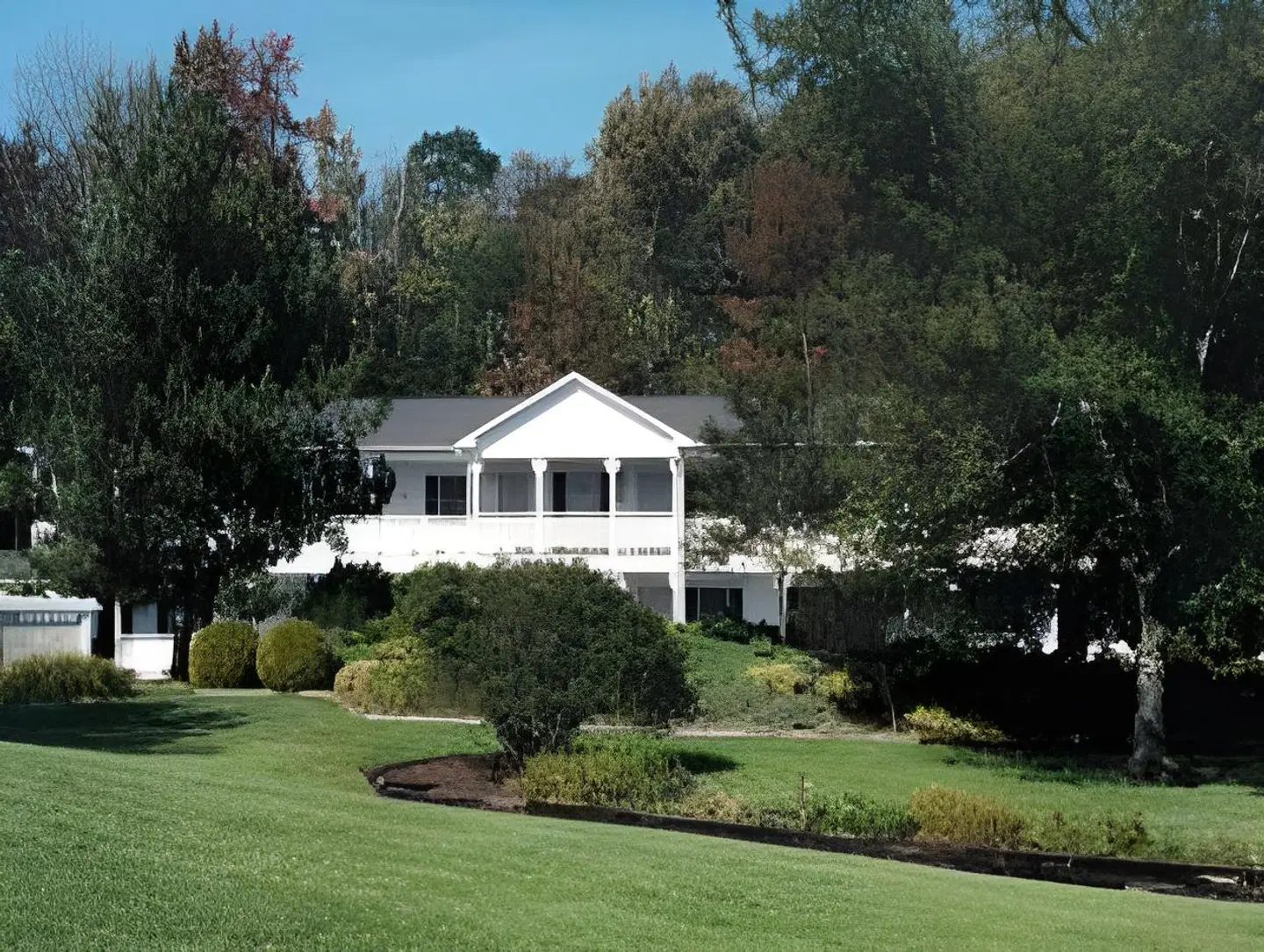 Cedar Crest Inn EXTERIOR
