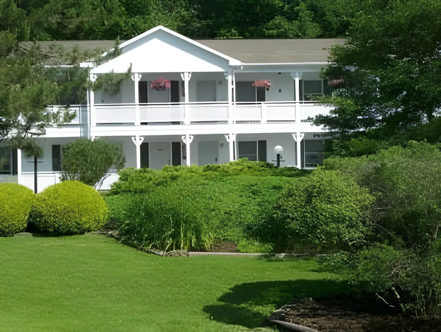 Cedar Crest Inn GARDEN