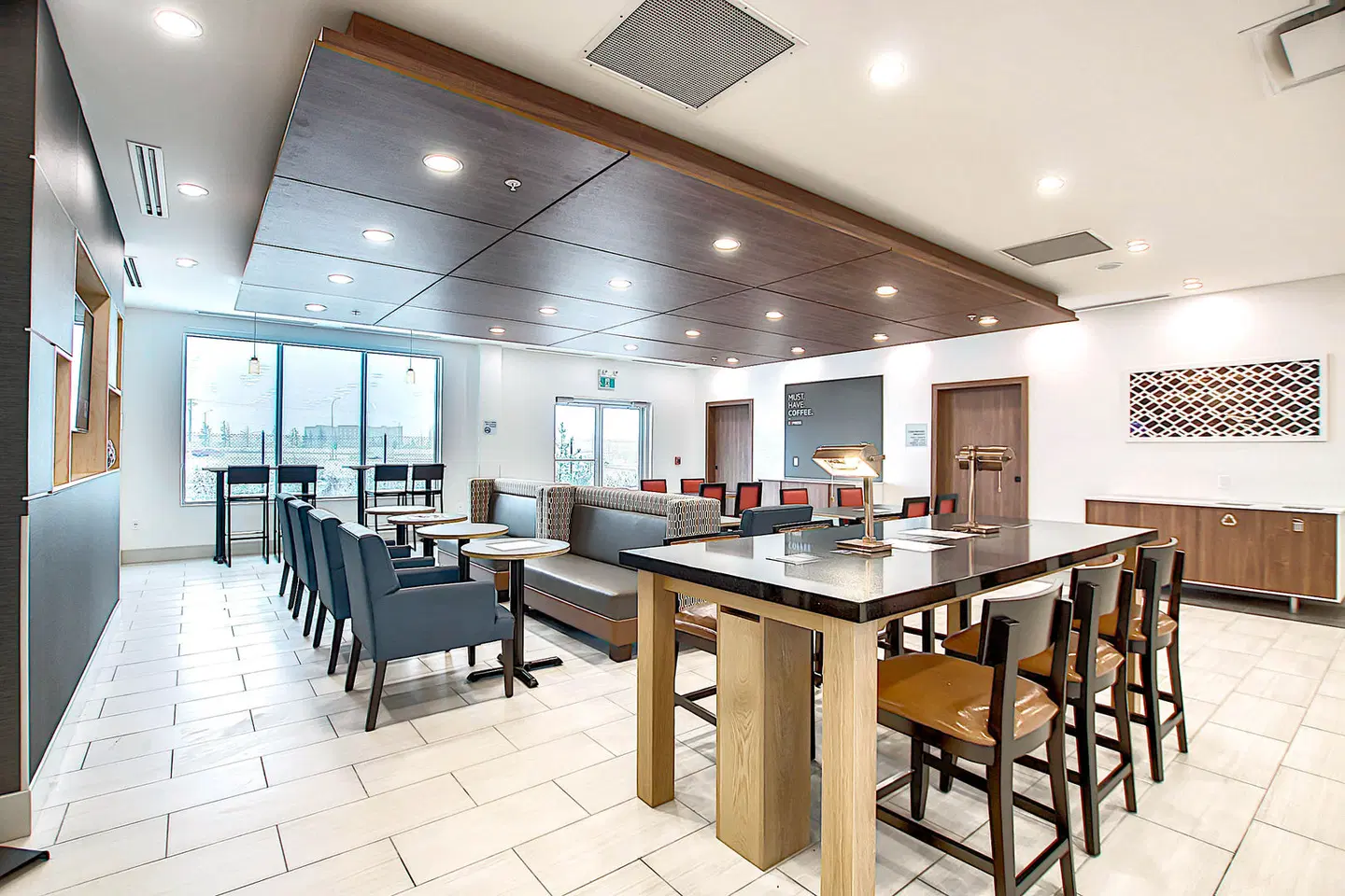 Holiday Inn Express & Suites Calgary Airport Trail NE by IHG Bar