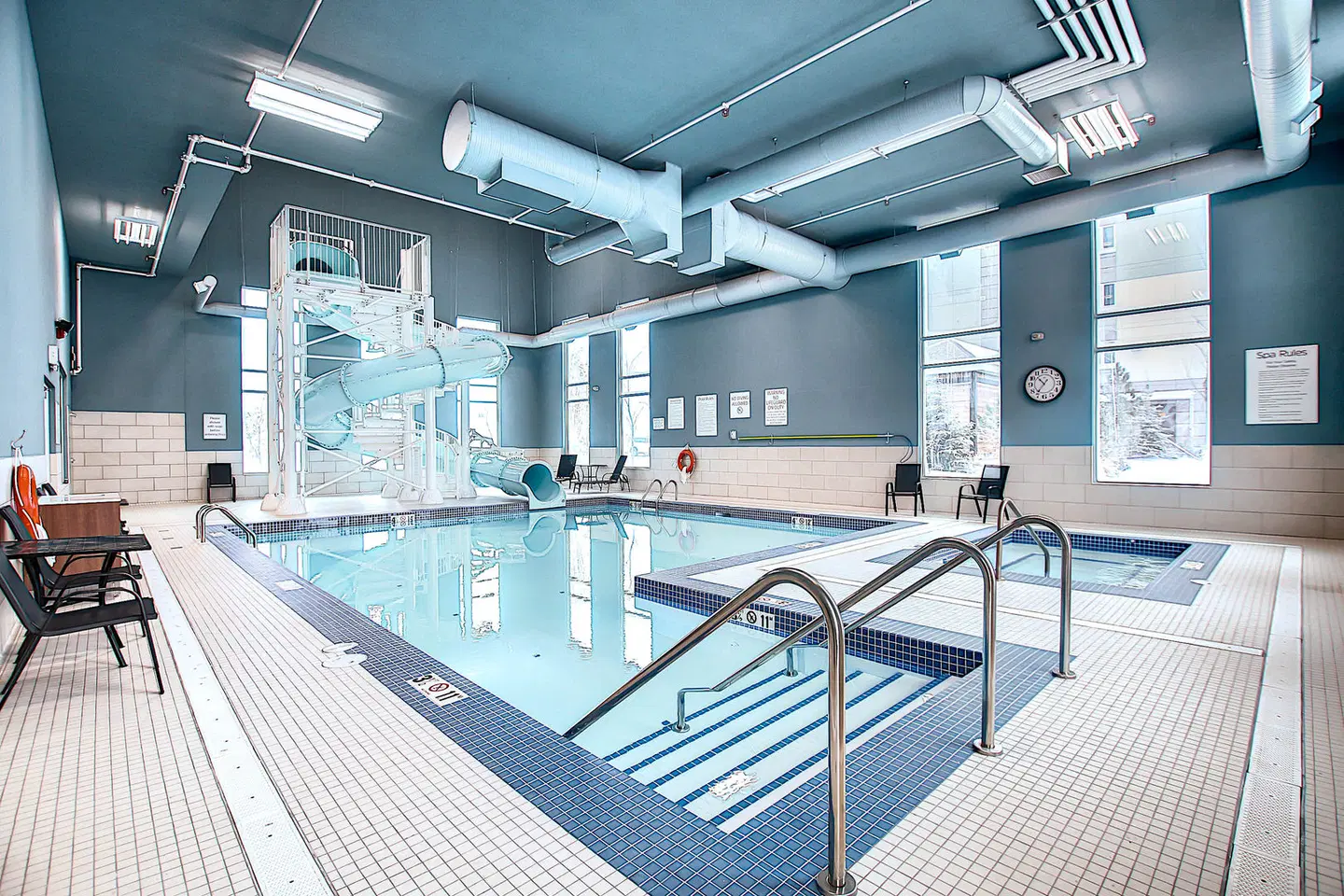 Holiday Inn Express & Suites Calgary Airport Trail NE by IHG Hallenbad