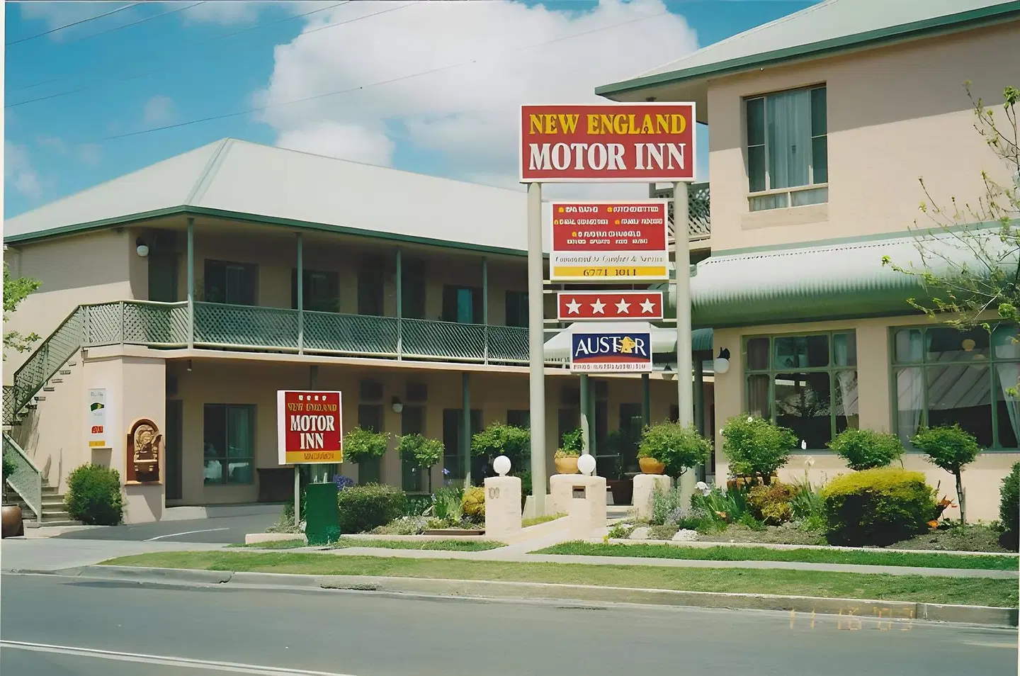 New England Motor Inn EXTERIOR