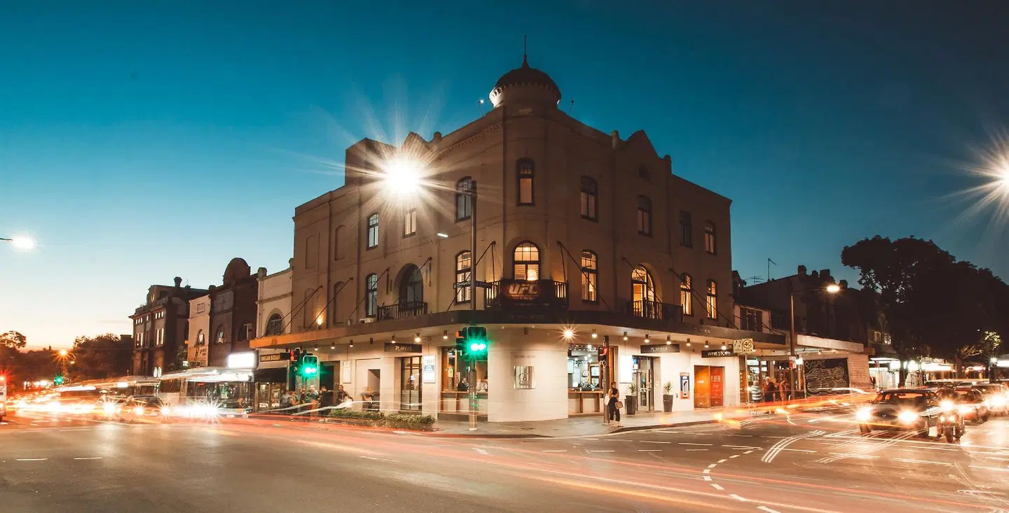 Crown Hotel EXTERIOR