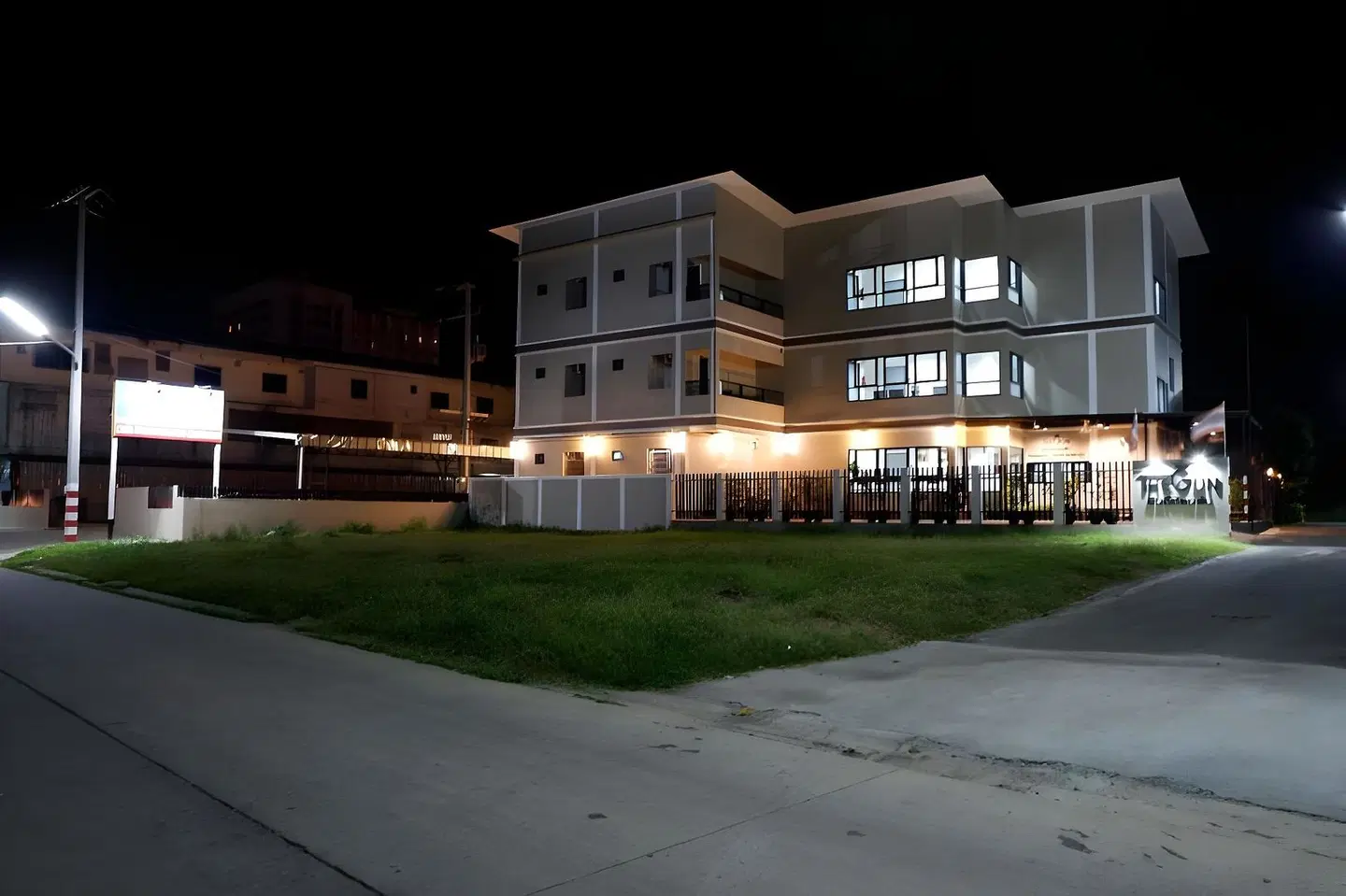 The Gun Hotel EXTERIOR