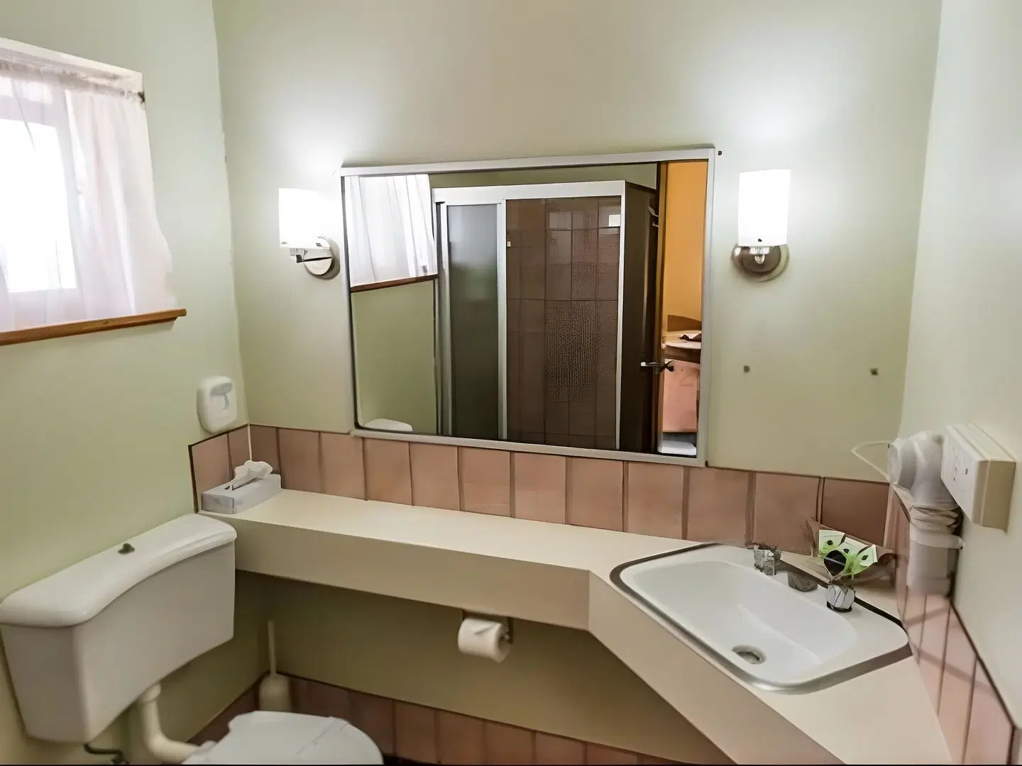 Westwood Motor Inn BATHROOM