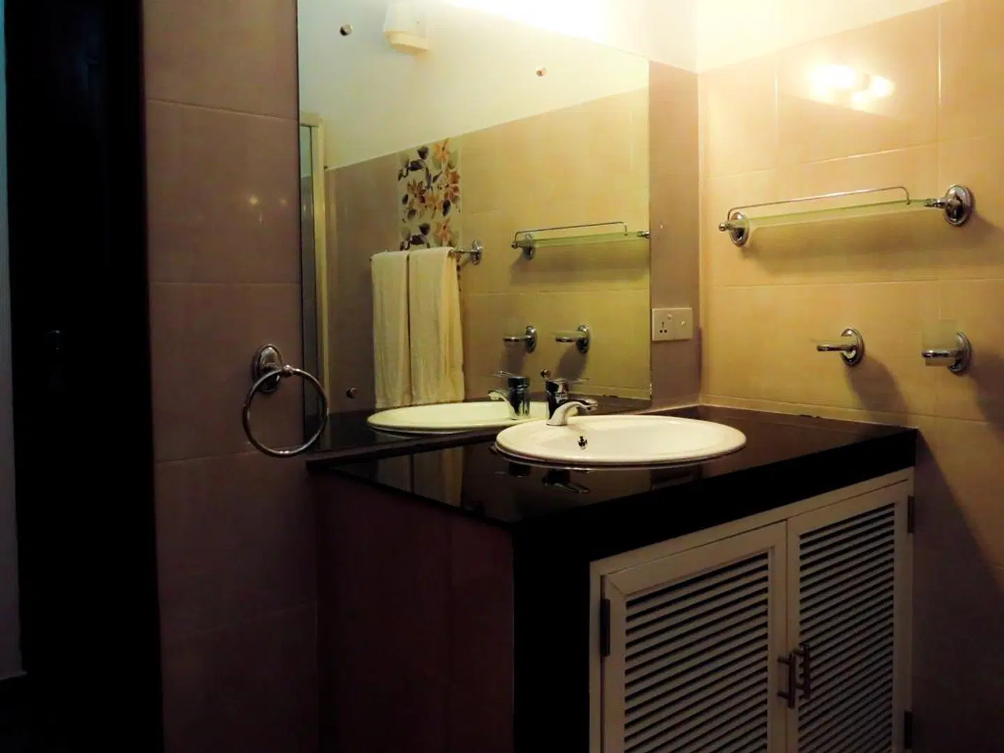 Thuruliya Lodge BATHROOM
